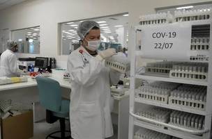 Funcionário de laboratório Hermes trabalha no teste da covid-19 (Foto: Washington Alves/Reuters/Arquivo)