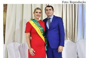 O casal de namorados no só love. Enquanto a polícia não vem (Foto: Reprodução)