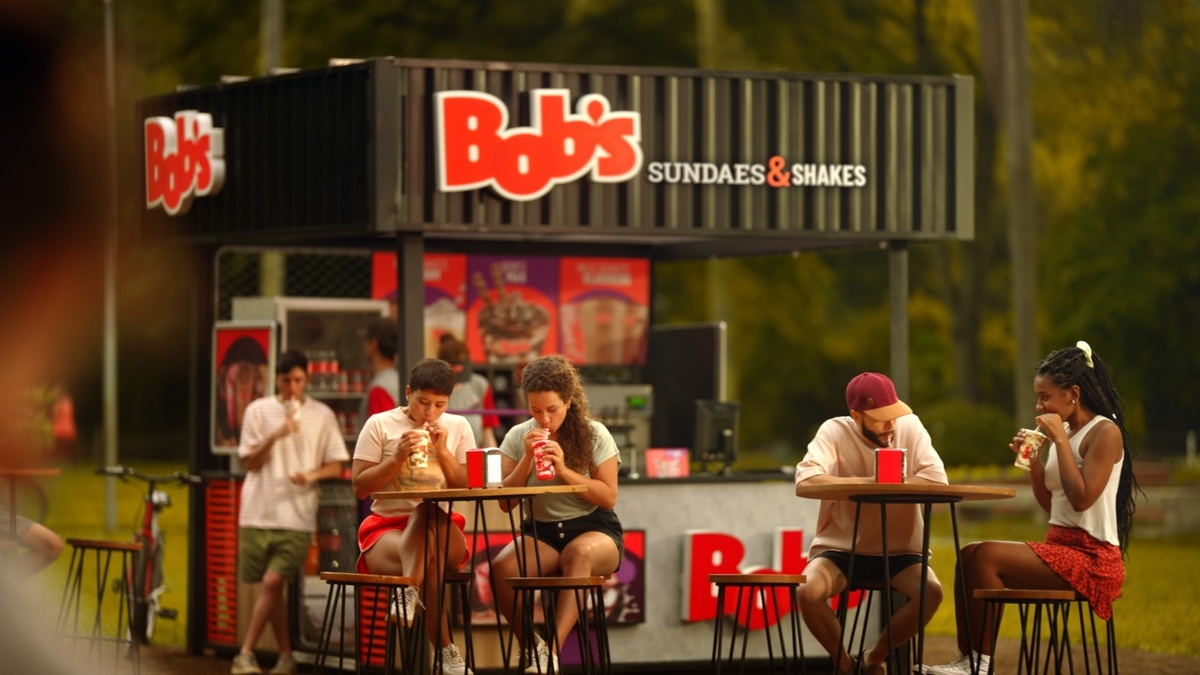 O vídeo teaser da campanha convida as pessoas para darem uma "pausa" para aliviar o calor.