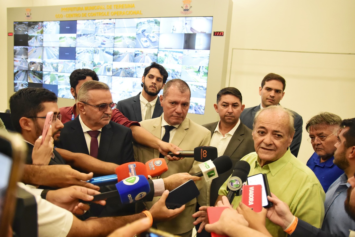 Prefeito Silvio Mendes visita o CCO de Teresina.