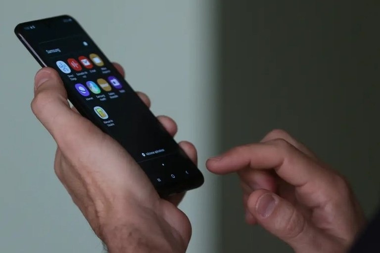 Governo propõe pena mais rígida para quem compra celular roubado