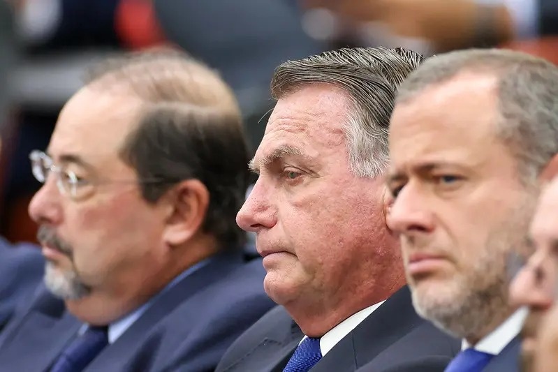 Maioria dos ministros da Primeira Turma do STF votou pela aceitação da denúncia da PGR sobre tentativa de golpe, tornando Jair Bolsonaro réu