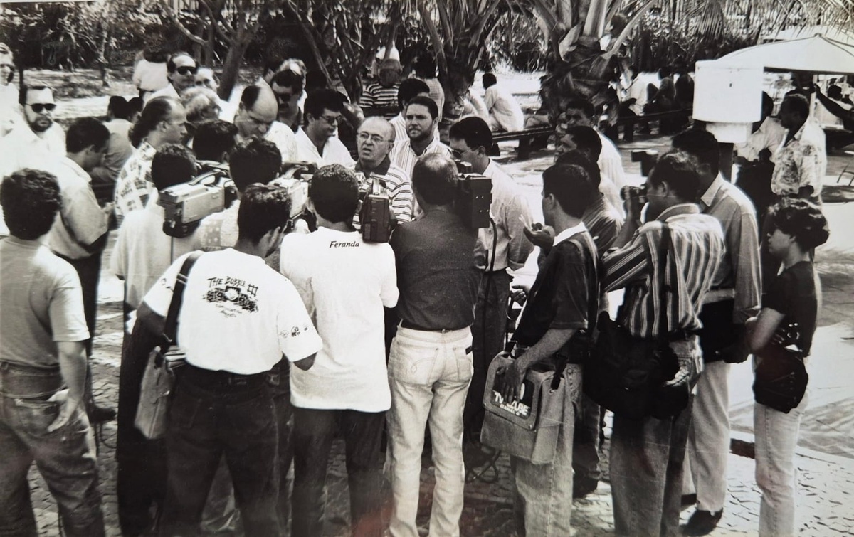 Wall Ferraz se reúne com jornalistas para discutir projetos estaduais em 1994.