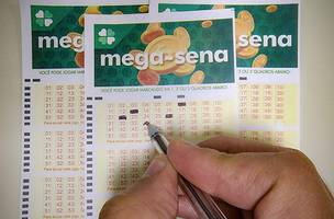 22/06/2023 - Brasília - Mega-Sena, concurso da  Mega-Sena, jogos da  Mega-Sena, loteria da  Mega-Sena. -  Volantes da Mega Sena sendo preenchidos para apostas em casas lotéricas da Caixa. Foto: Rafa Neddermeyer/Agência Brasil/Arquivo (Foto: © Rafa Neddermeyer/Agência Brasil/ARQUIVO)