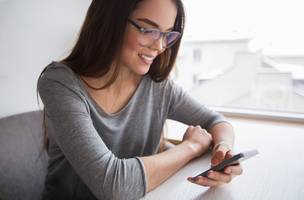 Pix e aplicativos bancários facilitam transações financeiras para a geração jovem. (Foto: Reprodução | katemangostar | Freepik)