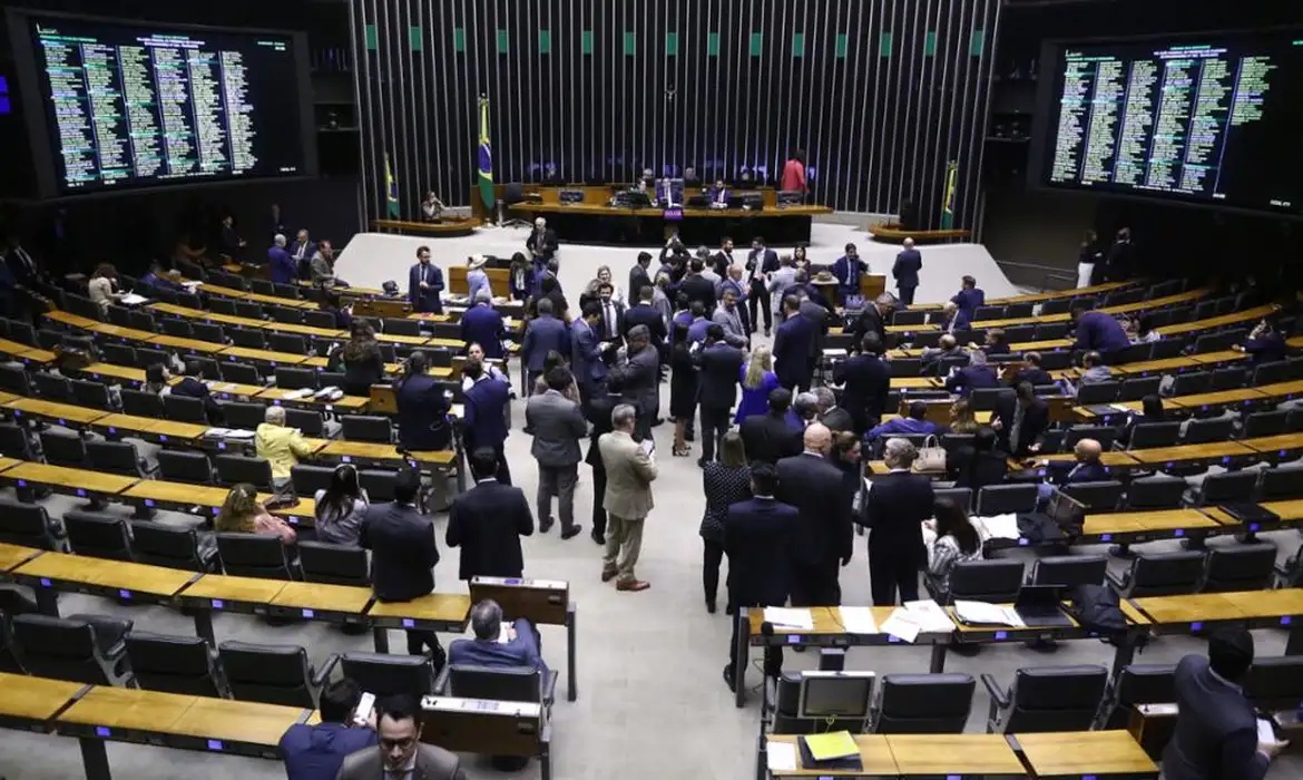 Aprova  Projeto que aumenta número de deputados para 531