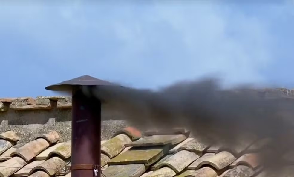 Fumaça preta sai pela chaminé da Capela Sistina pela terceira vez
