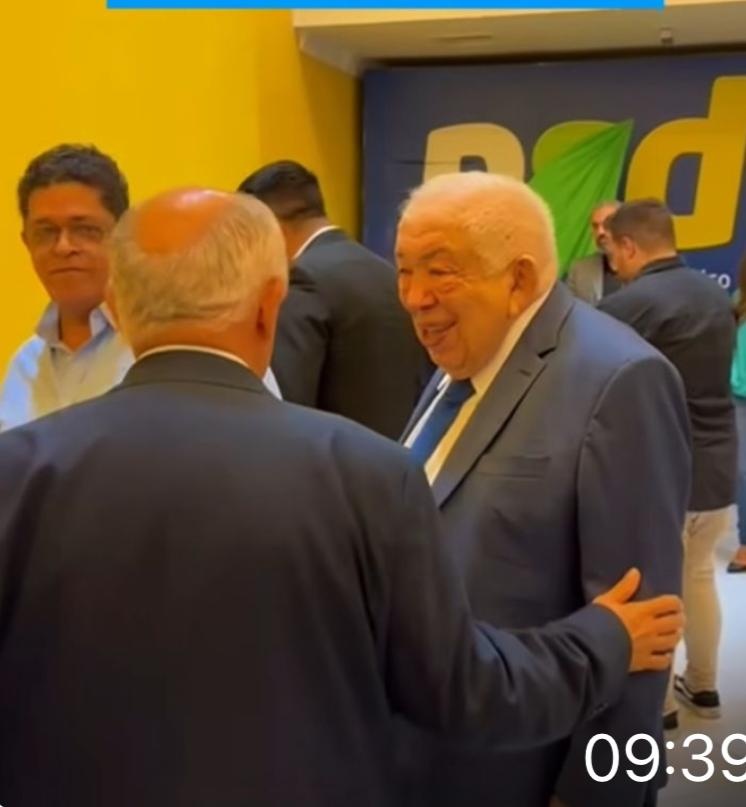 Paes Landim (de lado) e Júlio César Lima (de costas) na posse de Heraclito