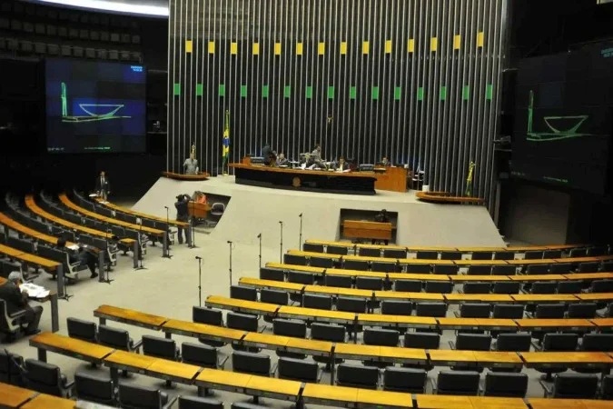 Três deputados federais propõem leis para regulamentar o comércio de bebês reborn.