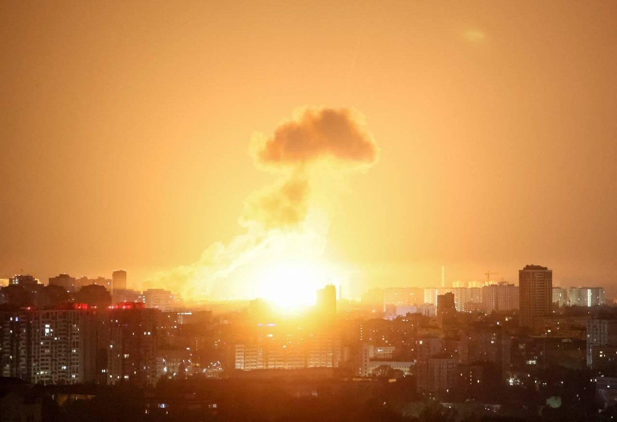 A explosão de um míssil balístico ilumina o céu sobre a cidade durante um ataque de míssil e drone russo, em meio ao ataque russo à Ucrânia, em Kiev, Ucrânia, em 24 de abril de 2025. REUTERS/Gleb Garanich