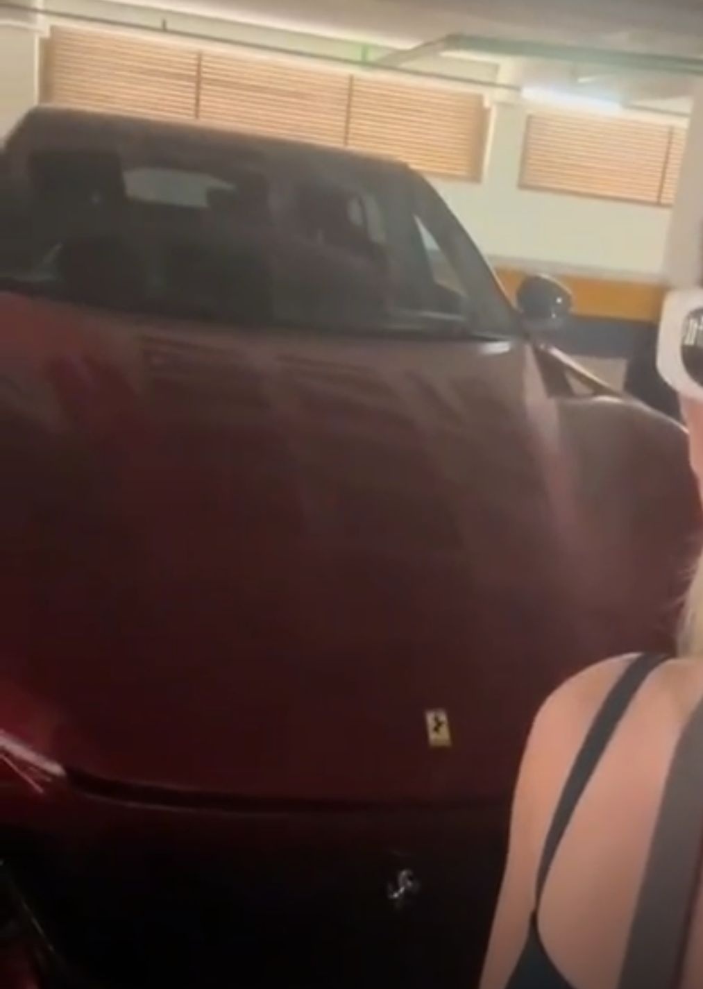 A vizinha que não sabe nem o nome da ferrari puro sangue…