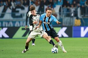 Autores dos gols do jogo, Breno Bidon e Braithwaite disputam bola no empate entre Grêmio e Corinthians (Foto: Maxi Franzoi/AGIF)
