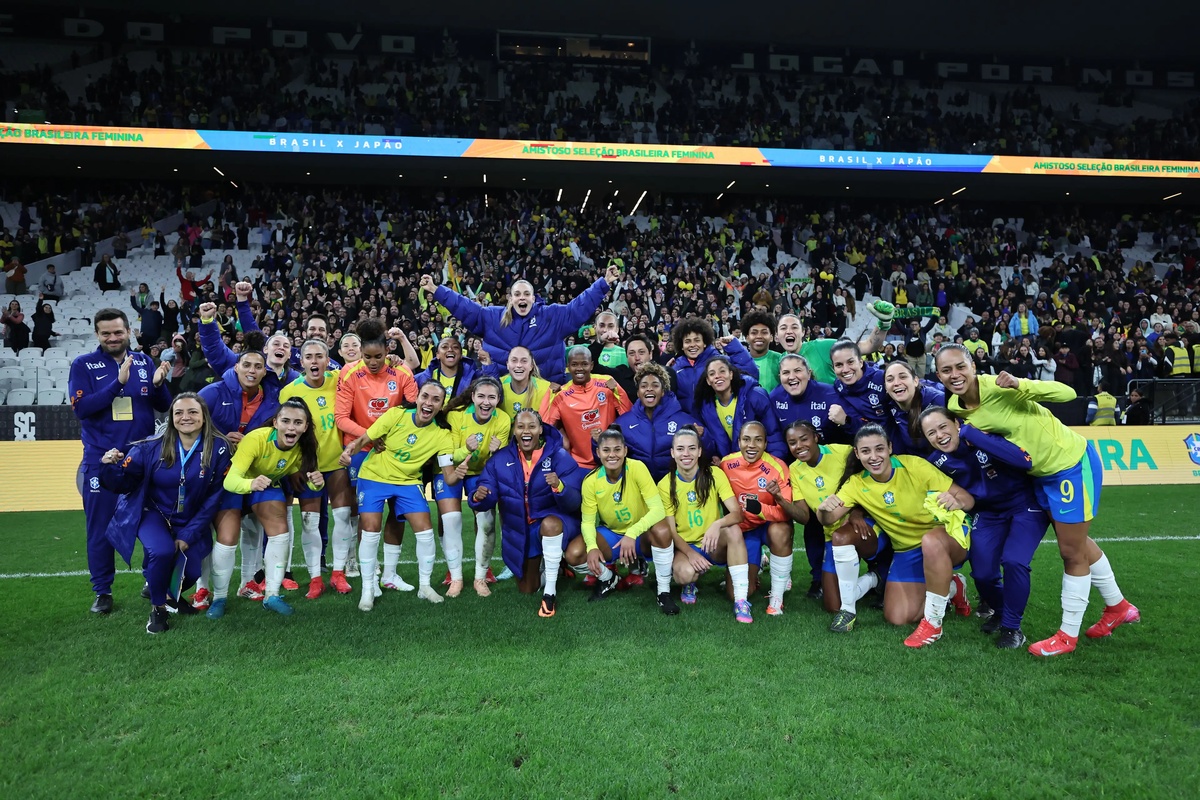 Jogadoras e comissão técnica após vencer o Japão por 3 a 1 na Neo Química Arena em São Paulo