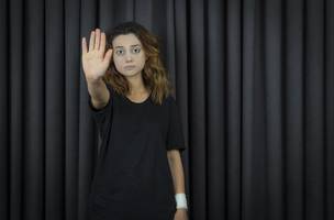 . Mulheres cis, trans e travestis são beneficiárias da política de cotas prevista na Lei Maria da Penha (Foto: Reprodução | BalashMirzabey | Freepik)