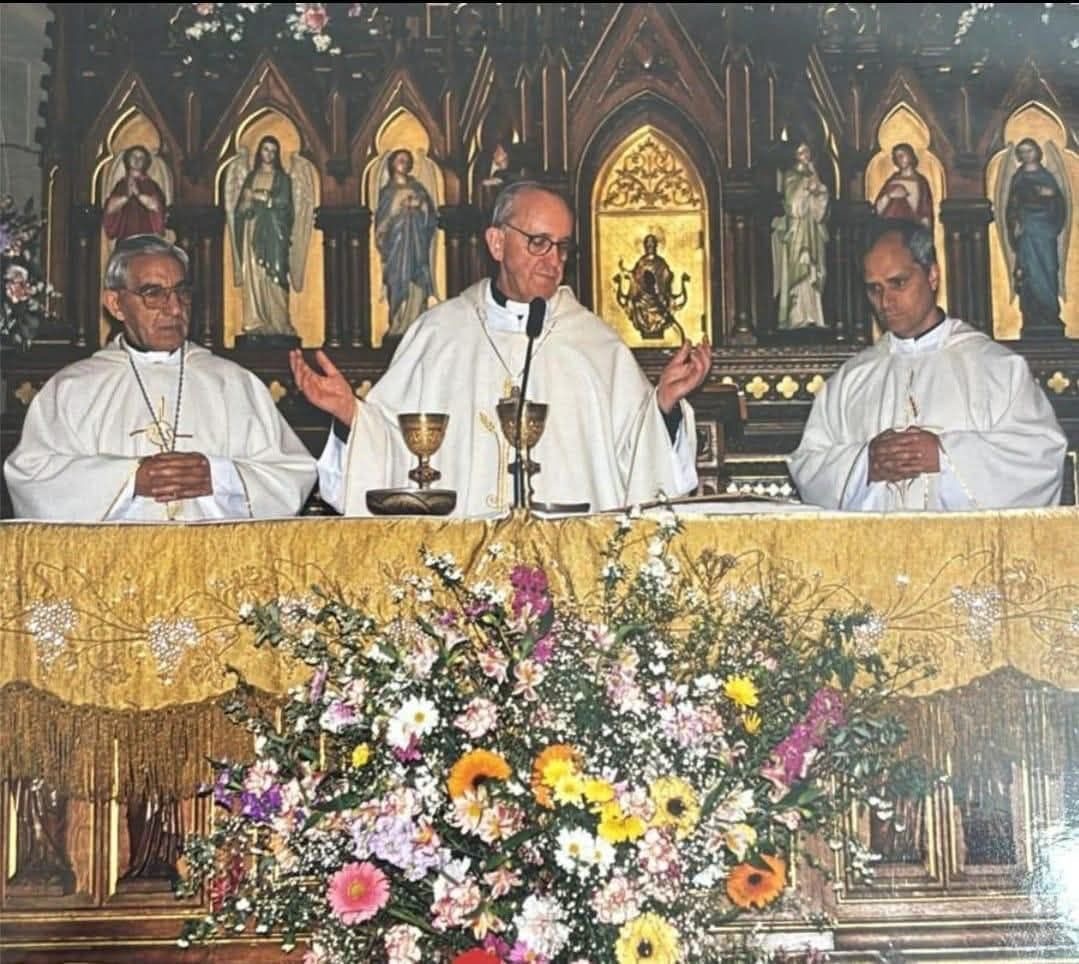 Papas Francisco e Leão XIV, quando bispos, na Argentina