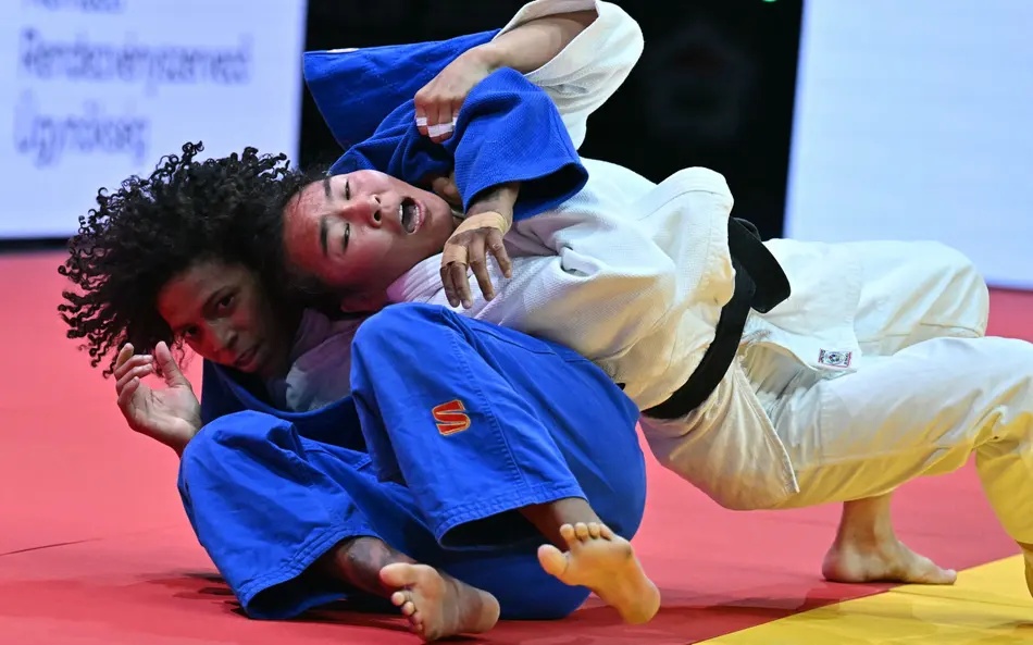 Rafaela Silva e Bold Gankhaich em disputa pelo bronze do Mundial de Judô