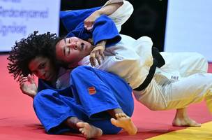 Rafaela Silva e Bold Gankhaich em disputa pelo bronze do Mundial de Judô (Foto: Attila KISBENEDEK / AFP)