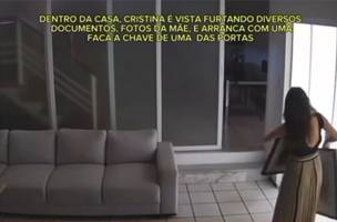Cristina já no interior da casa com objetos (Foto: Reprodução)