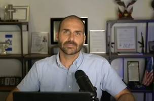 Eduardo Bolsonaro fez uma live neste domingo (20) ameaçando a Polícia Federal (Foto: Reprodução/Youtube)