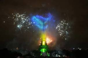 Fogos de artifício acendem ao redor da Torre Eiffel durante um show coreografado de fogos de artifício e drones para celebrar o Dia da Bastilha, em Paris, em 14 de julho de 2025. (Foto: Dimitar DILKOFF / AFP)