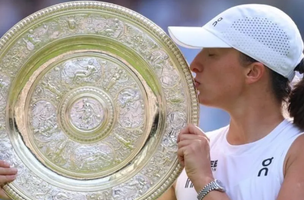 Iga Swiatek com o troféu de Wimbledon (Foto: Divulgação/Wimbledon)