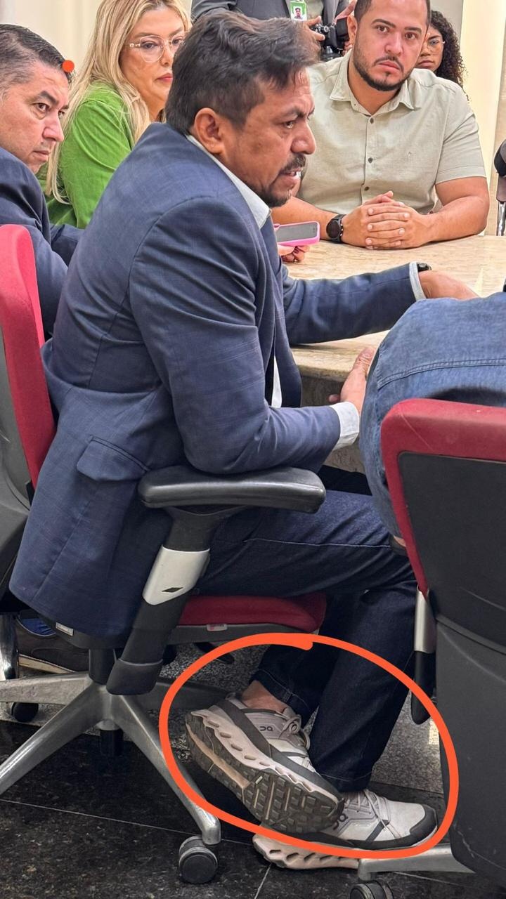 João Pereira, do PT, com tênis de quase um salário de trabalhador.
