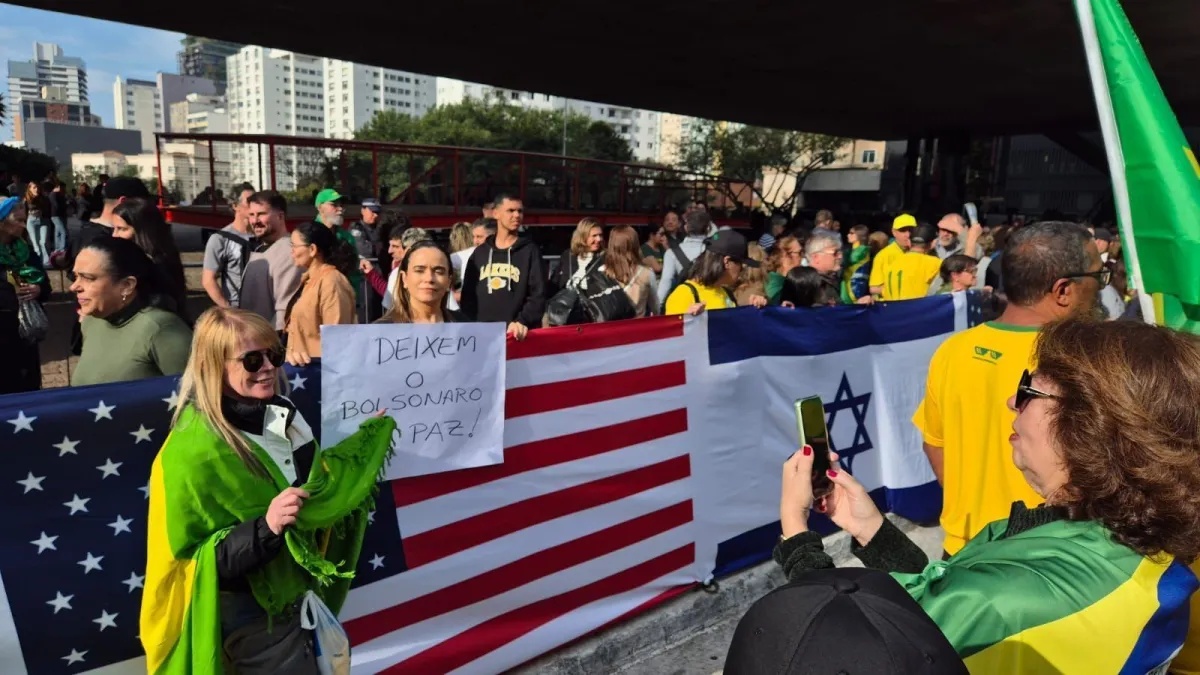 Manifestantes pró-Bolsonaro ocupam o vão livre do Masp em São Paulo.