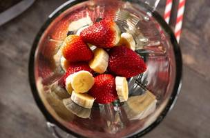 Morango e banana são exemplos de frutas que ajudam a controlar o colesterol ruim (Foto: Freepik)