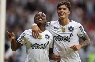 Nathan Fernandes e Joaquin Correa comemorando vitória sobre o Vasco (Foto: Vitor Silva / Botafogo)