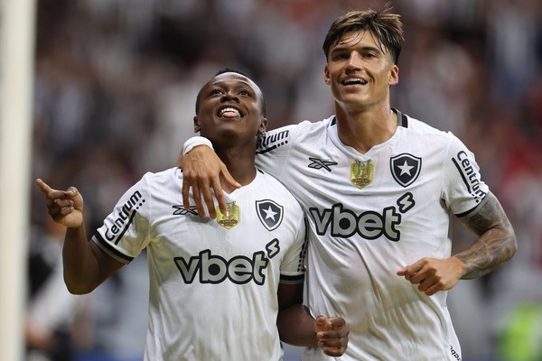 Nathan Fernandes e Joaquin Correa comemorando vitória sobre o Vasco