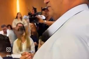 O prefeito Nestor relatando o problema da agua que o levou apelar ao governo baiano (Foto: Reprodução)