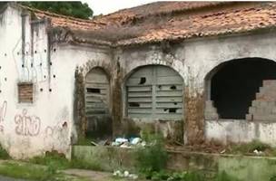 O que era valioso virou escombros em plena rua (Foto: Reprodução)