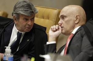 Os ministros do Supremo Tribunal Federal (STF) Luiz Fux (à esq.) e Alexandre de Moraes durante sessão da Corte em fevereiro passado (Foto: Cristiano Mariz/O Globo)