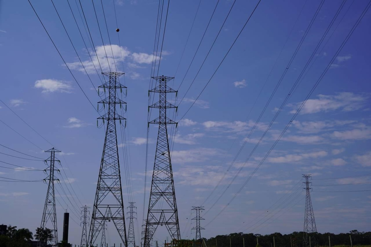Redes de transmissão de energia: setor é essencial para economia (Imagem gerada com auxílio IA/Leonardo Albertino)