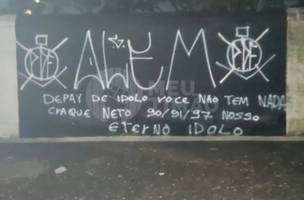 Sede do Corinthians é alvo de pichações em protesto de torcedores (Foto: Meu Timão)