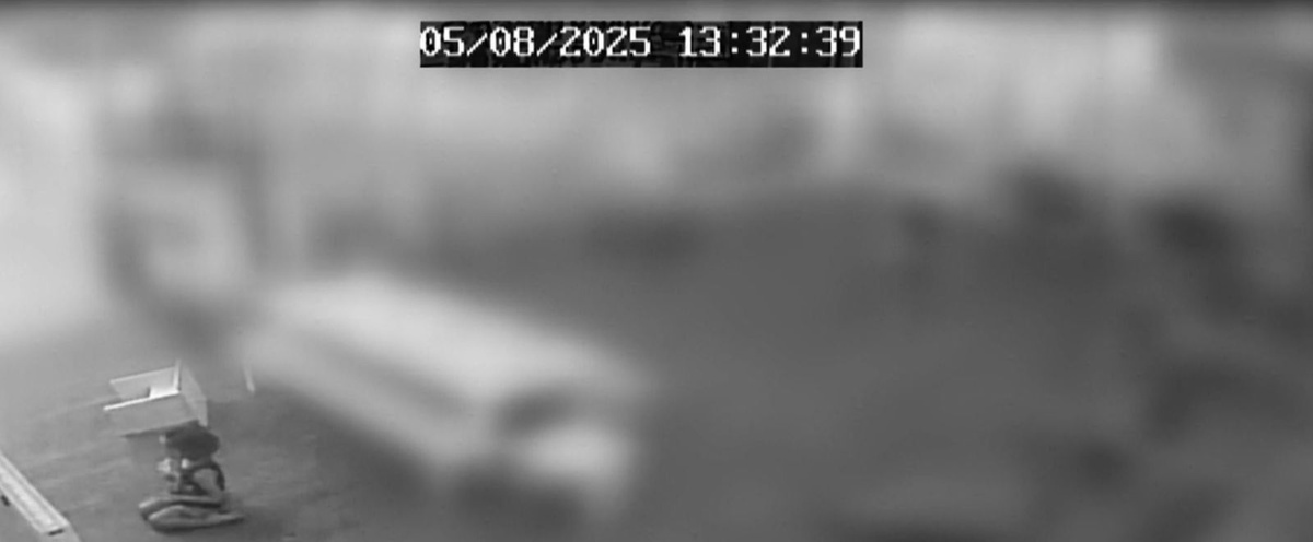 Alice brinca em frente da penteadeira. Segundos depois o móvel cai sobre ela.