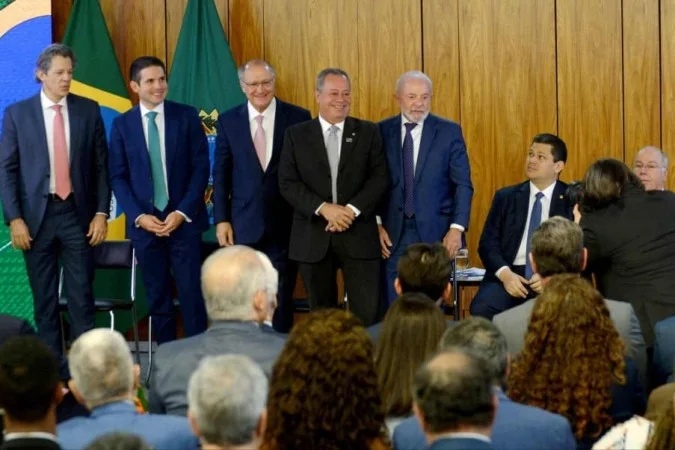 Anúncio da MP é realizado no Palácio do Planalto com a presença de ministros e líderes do Legislativo.