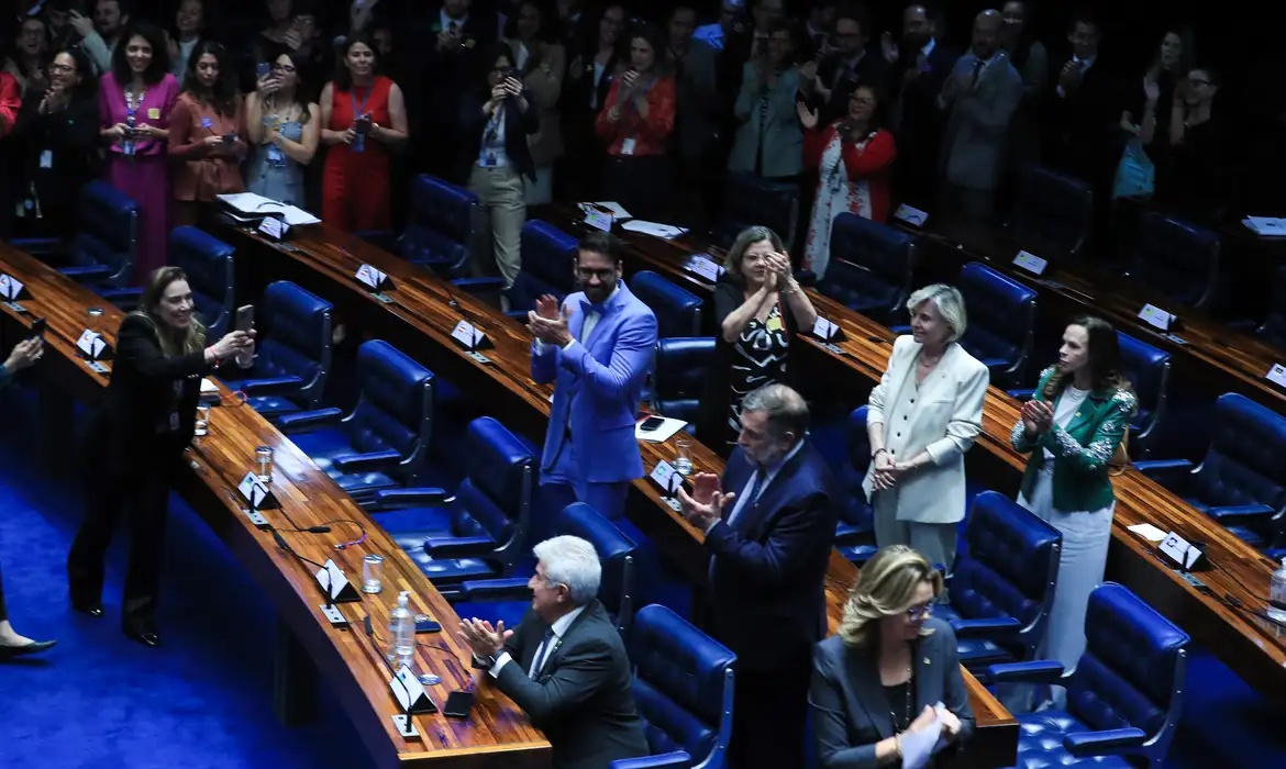 aprova projeto contra adultização de crianças na internet