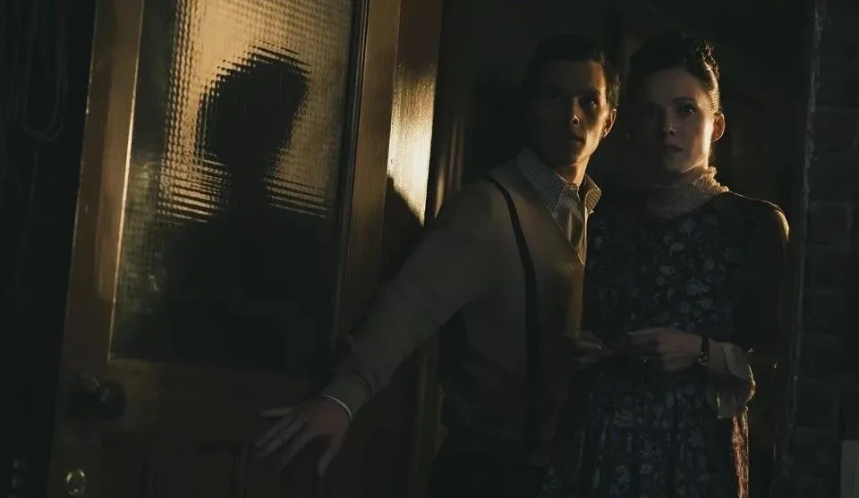 Atores que interpretam Ed e Lorraine Warren na versão jovem em "Invocação do Mal 4"