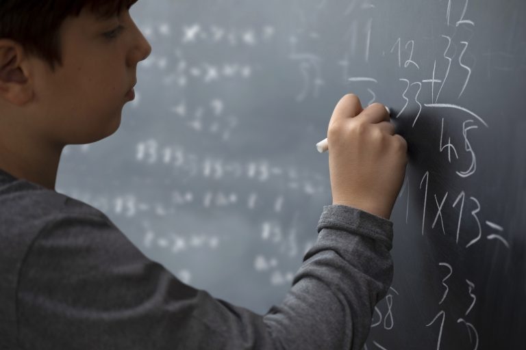 Comissão discute educação