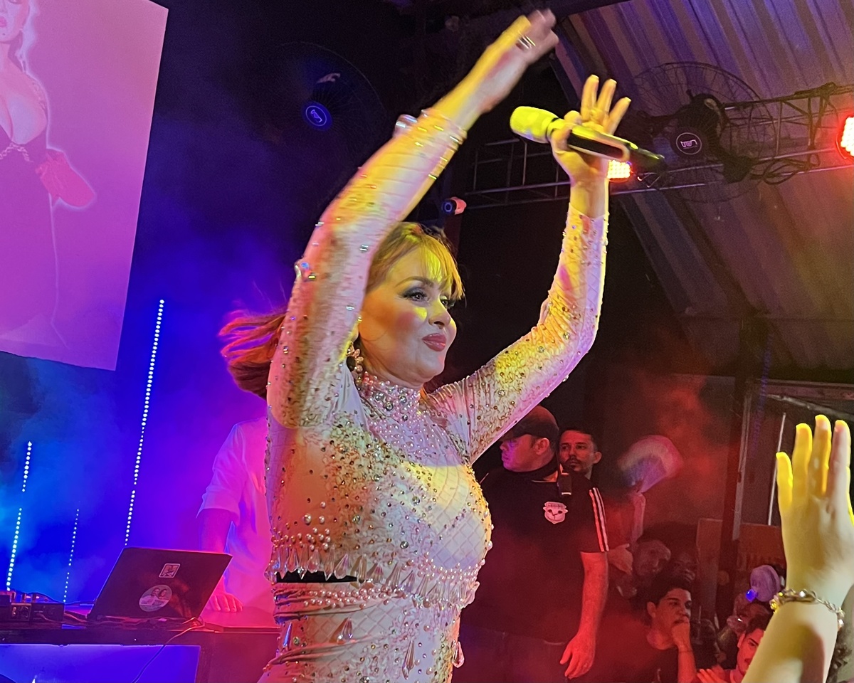 Gabriela Spanic durante show na boate Lights Music Bar