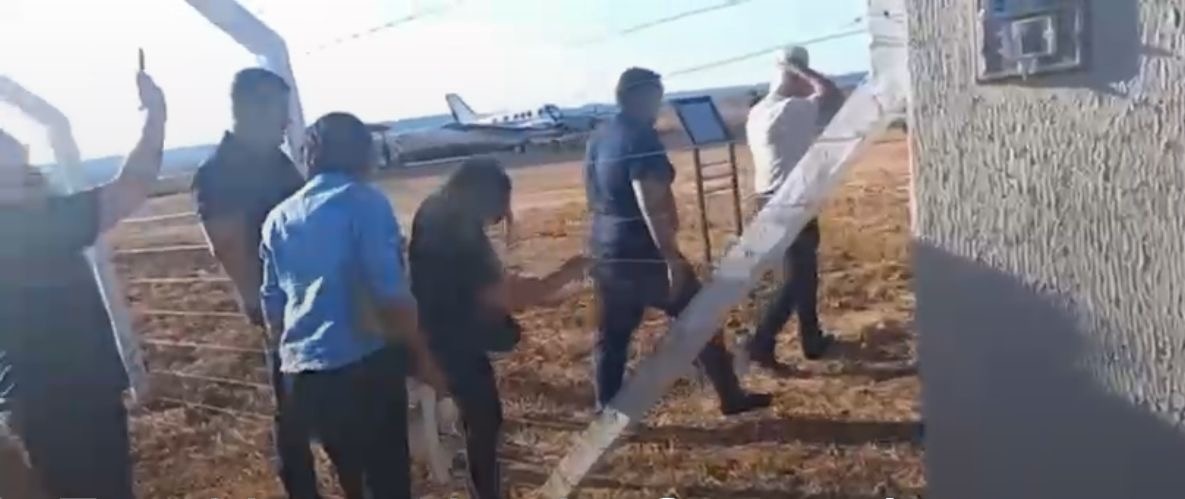 Georgiano saltando a cerca do aeroporto