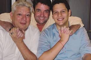 Junqueira entre os Trabulo (pai e filho), que, ao que parece, ainda são do PP (Foto: Reprodução)