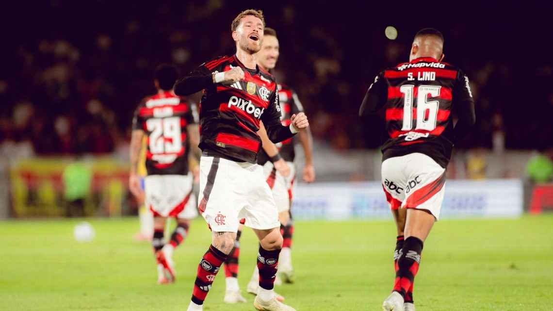 Léo Pereira comemora gol contra o Mirassol