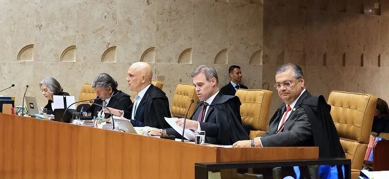 Ministros do STF Cármen Lúcia, Luiz Fux, Alexandre de Moraes, André Mendonça e Flávio Dino em sessão plenária da Corte.