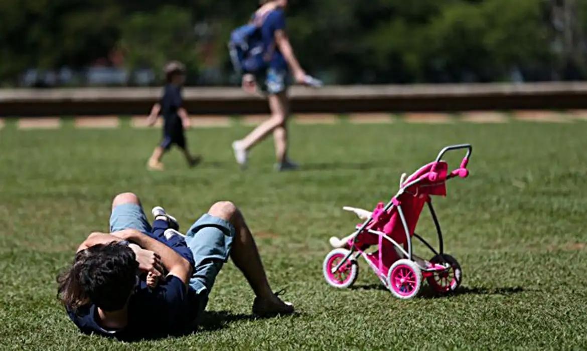 Pediatras pedem que licença-paternidade no Brasil seja ampliada para até 30 dias