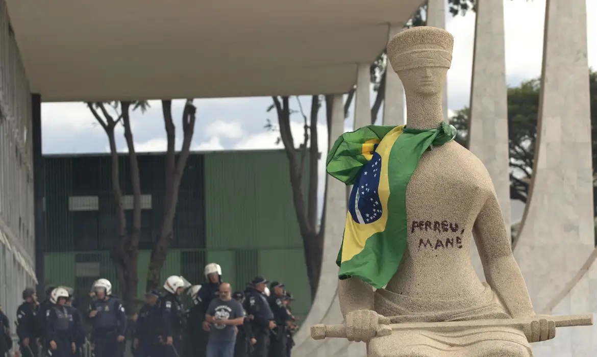 "Perdeu, mané"  foi pichado na estátua A Justiça, localizada em frente ao edifício-sede do STF.
