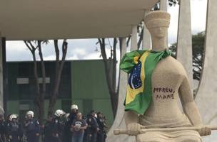 "Perdeu, mané"  foi pichado na estátua A Justiça, localizada em frente ao edifício-sede do STF. (Foto: Joedson Alves/Agencia Brasi)