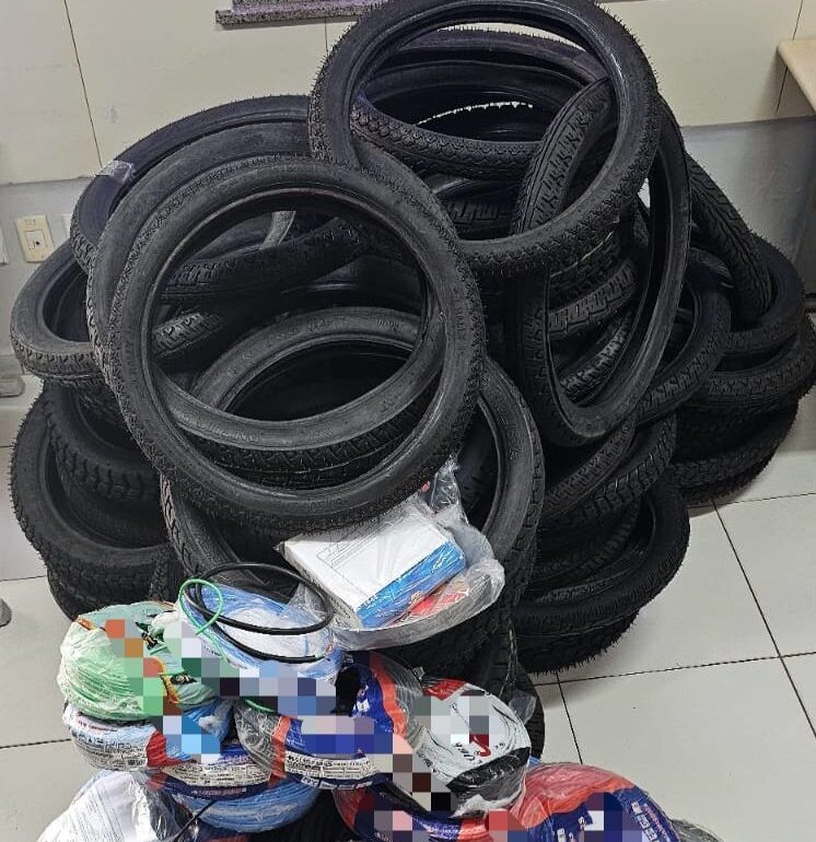 Pneus, fios e cabos elétricos apreendidos.