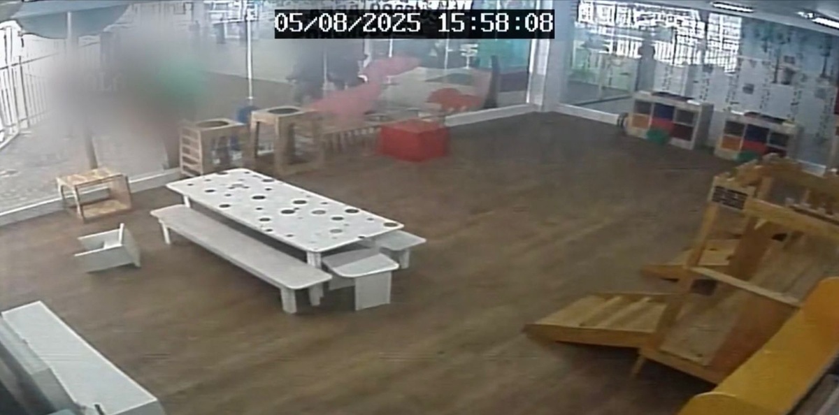 Polícia chega, está no corredor